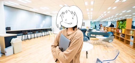 書棚と会議エリアのあるモダンなオフィス空間の中心に、顔はイラストレーションで覆われた人物が、ラップトップを抱えて立っています。